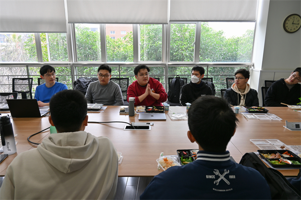 1677835852267881.jpg 图四 同学们积极与郁中昊交流.jpg