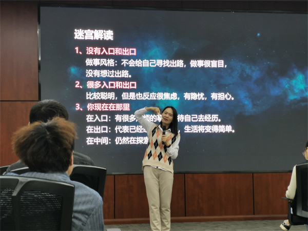 1702298090980596.jpg 胡老师讲课.jpg